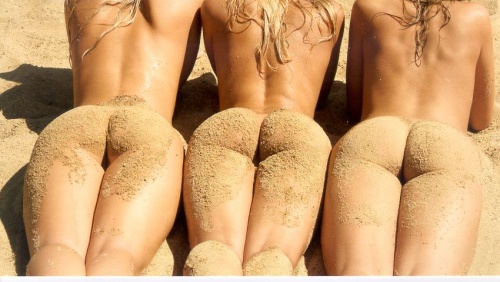 Frauenpo mit Sand und Sonne